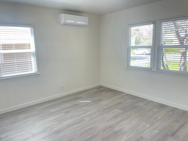 Building Photo - Location, Location, Location! Adorable Riverside Home Ready for Immediate Move In