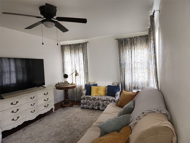 Building Photo - 1104 E Sycamore St