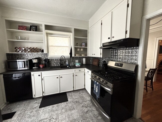 Building Photo - CHARMING FURNISHED BROADMOOR HOME