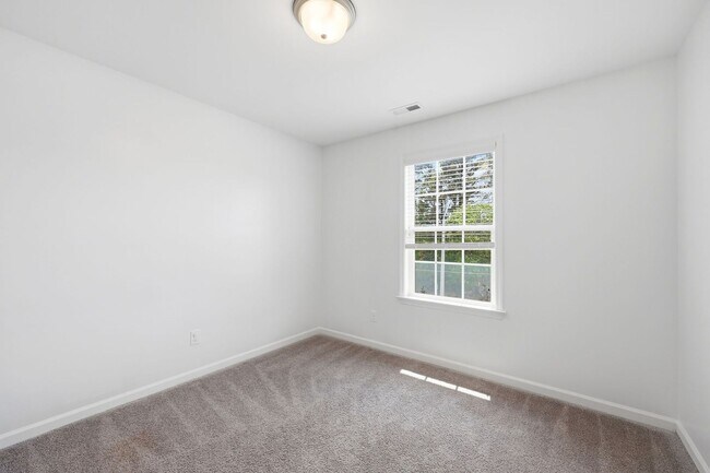 Building Photo - Modern 4BR Townhome with Washer/Dryer & Pet-Friendly Living in Morrisville!