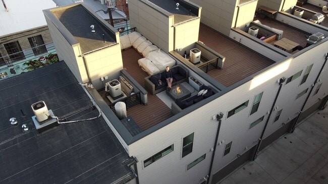 Building Photo - 2 Bedroom Townhome in the Heart of Rino!