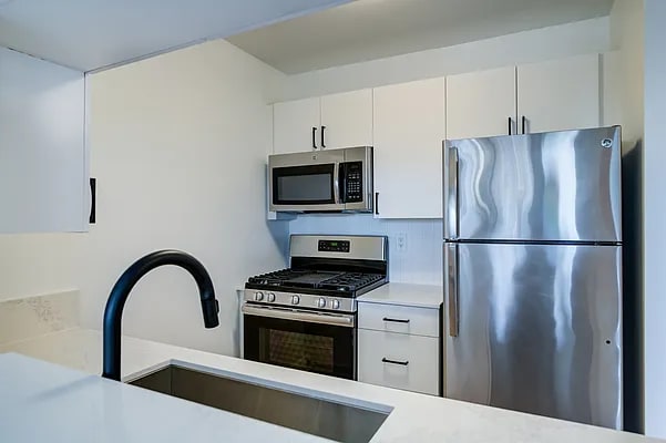Building Photo - 133 E 39th St