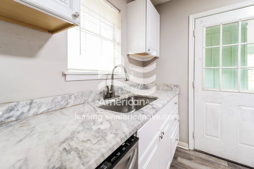 Building Photo - 2 Regency Ct