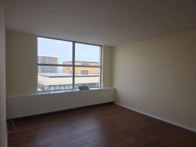 Building Photo - 5757 N Sheridan Rd