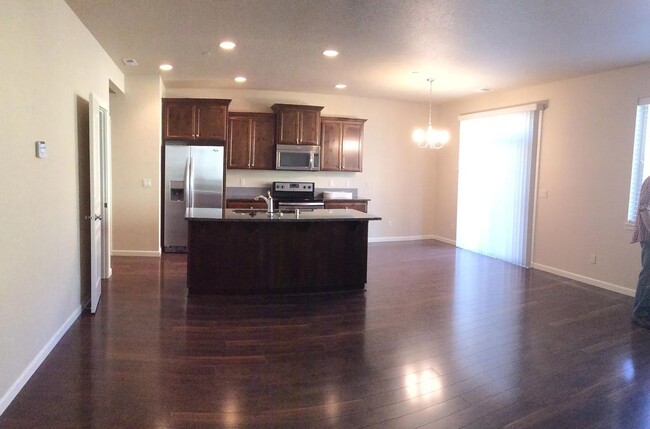 Building Photo - Amazing 3 bedroom home