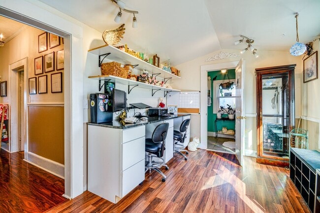 Building Photo - 4 Bed • 2 Bath Furnished Home – Utilities Included