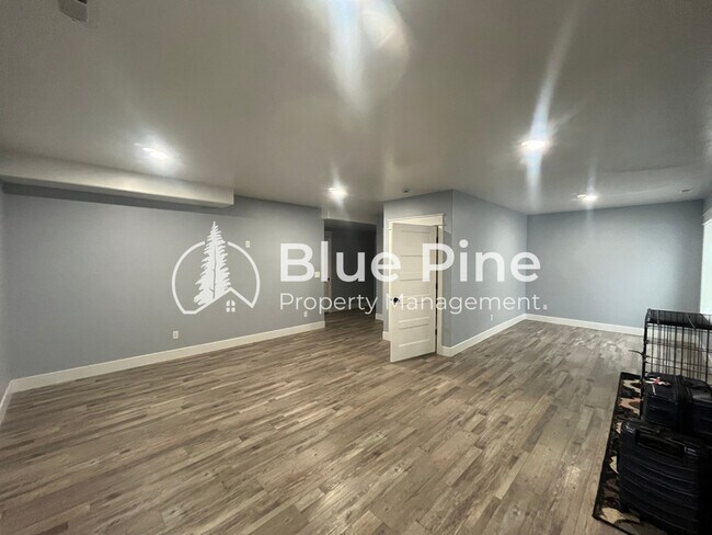 Building Photo - 1885 Mesa Cyn Dr