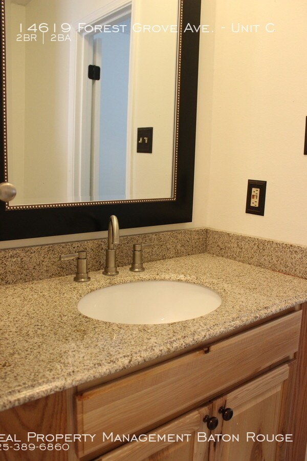 Building Photo - Move-In Ready Apartment in Central