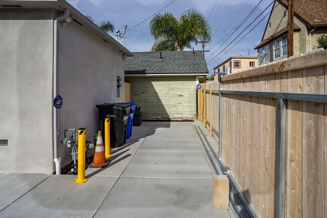 Building Photo - Beautiful detached 2/1 in North Park!  Pri...