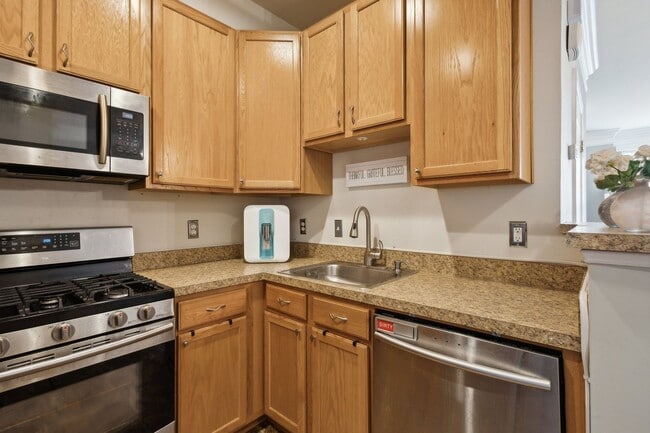 Building Photo - Stunning 2 bed 2.5 bath 2-story condo/townhome