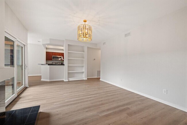 Building Photo - 4711 Spicewood Springs Rd