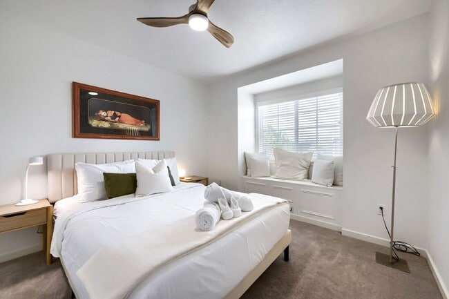 Building Photo - 2 BDR Gorgeous Updated Townhome with Huge Garden