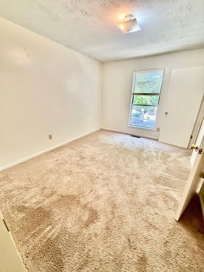 Building Photo - 2 Bedroom Near Law School!