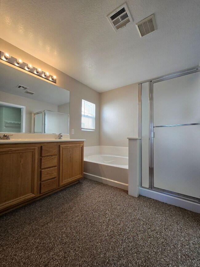 Building Photo - A Spacious 4 Bedroom House in Iron Mountain Ranch