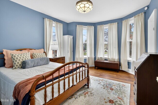 Building Photo - 194 Grand Ave