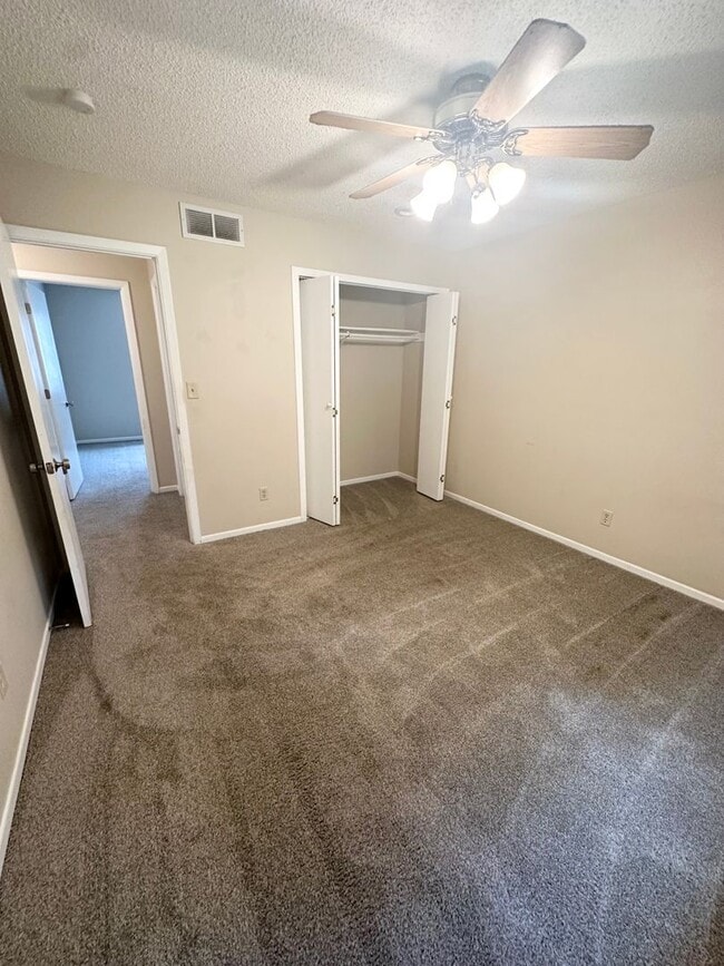 Building Photo - ***Available Immediately***Remodeled 4 Bedroom / 1.5 Bath Duplex