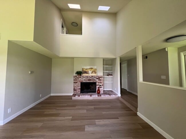 Building Photo - 3 Bed End Unit in Mt. View