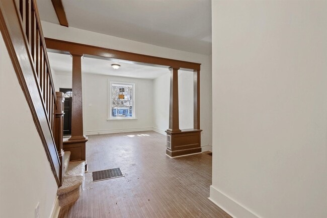 Building Photo - Bright 5 Bedroom, 1.5 Bath Home in Harrisburg, Pa!