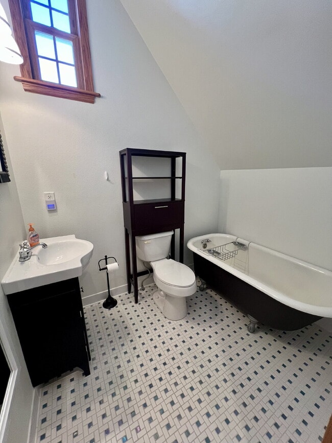 Building Photo - Charming Three Bedroom Home!