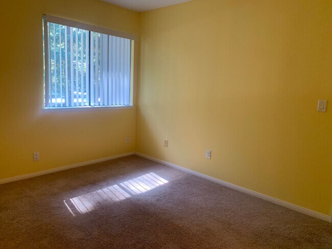 Building Photo - Beautiful upstairs condo with Washer and D...