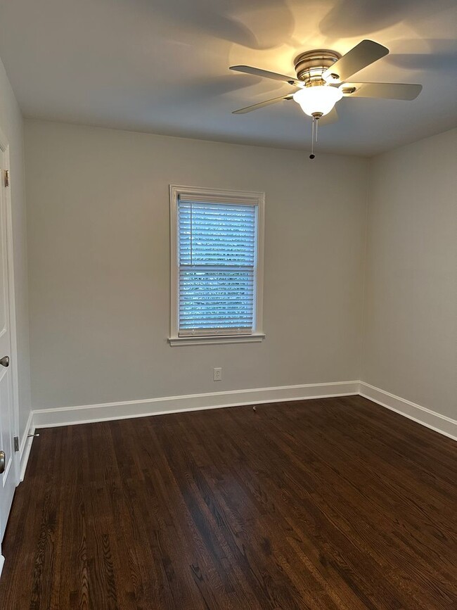 Building Photo - This spacious 2 bedroom home has an airy feel. Located in a neighborhood minutes from downtown an...