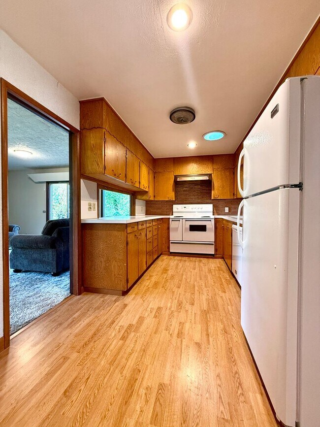 Building Photo - **50% OFF FIRST MONTH'S RENT** Country Liv...