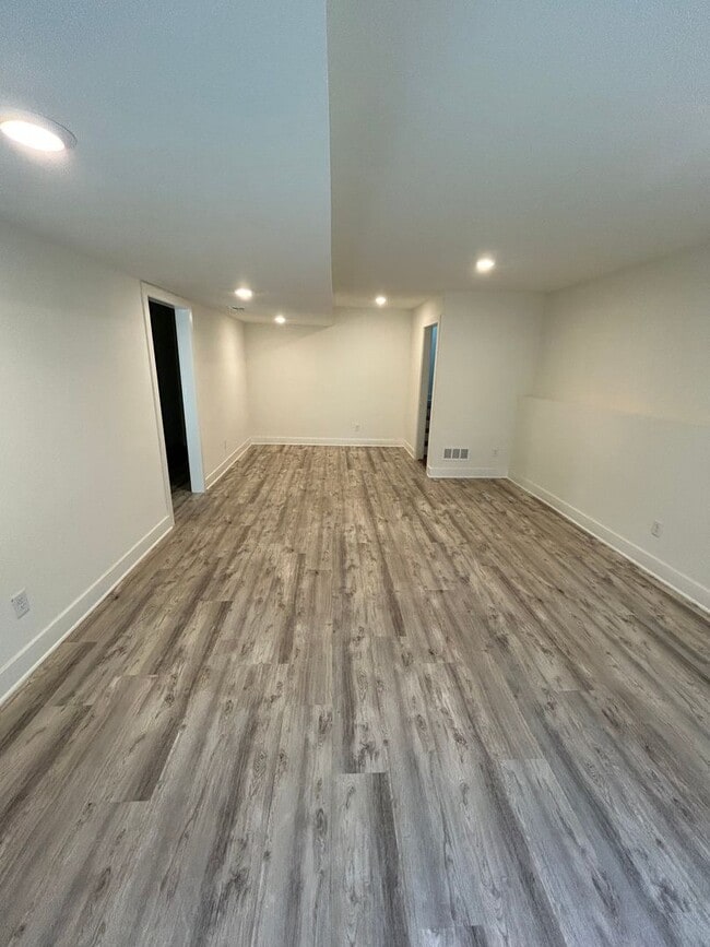 Building Photo - 109-111 Oakwood Ct