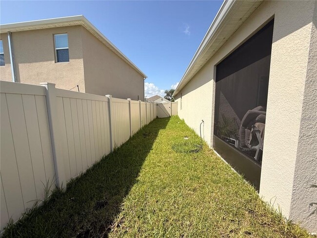Building Photo - 2250 Hidden Palm Dr