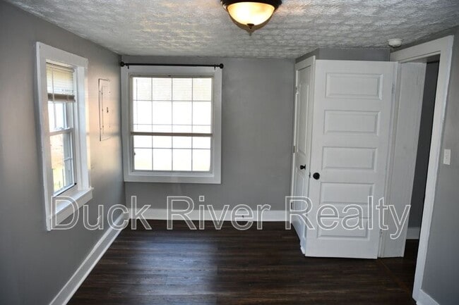 Building Photo - 211 W 10th St