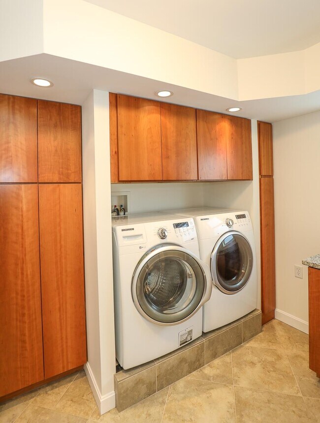 Building Photo - 32 Chapleau Ave