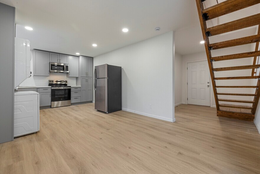 Building Photo - 214 Kimble St