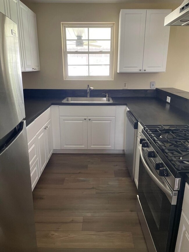 Building Photo - Charming Three Bedroom Brick Ranch in Colu...