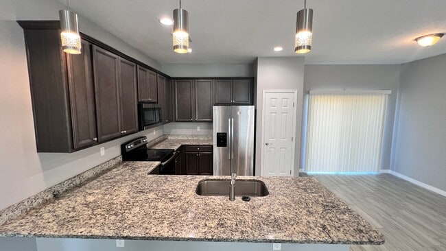 Building Photo - Beautiful 3 Bedroom, 2 Bathroom Home in Pa...