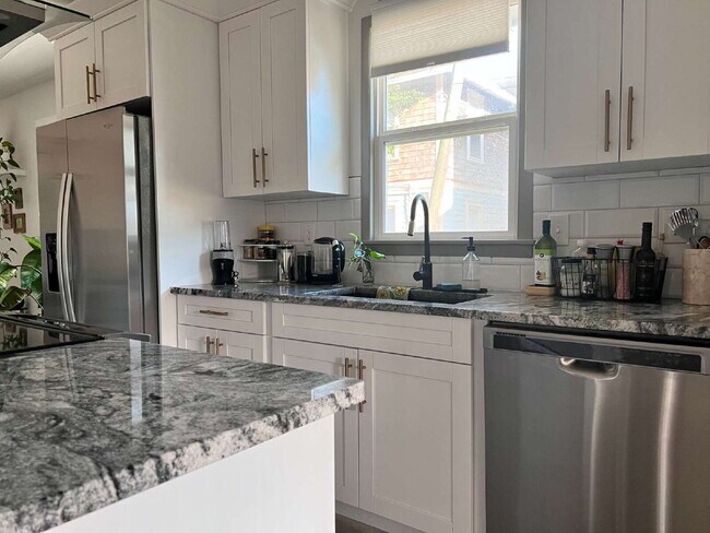 Building Photo - "Charming 2-Bed, 2-Bath Gem in the Heart of St. Petersburg – 1100 Sq. Ft. of Comfort!"