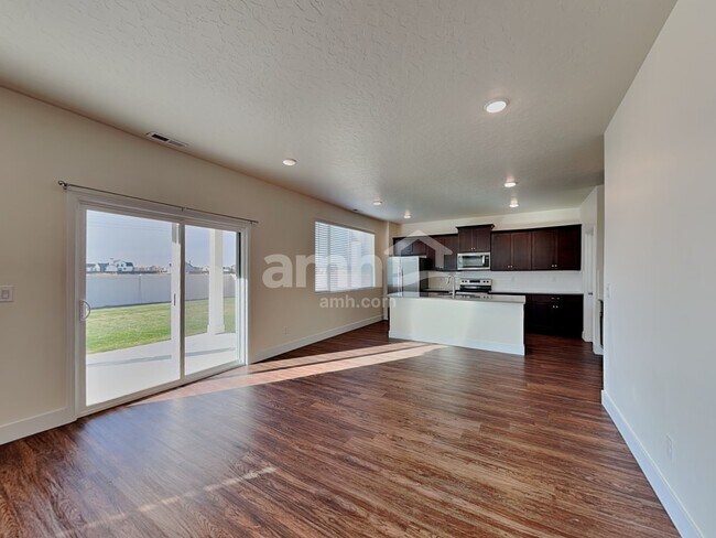 Building Photo - 901 N Barkvine Ave