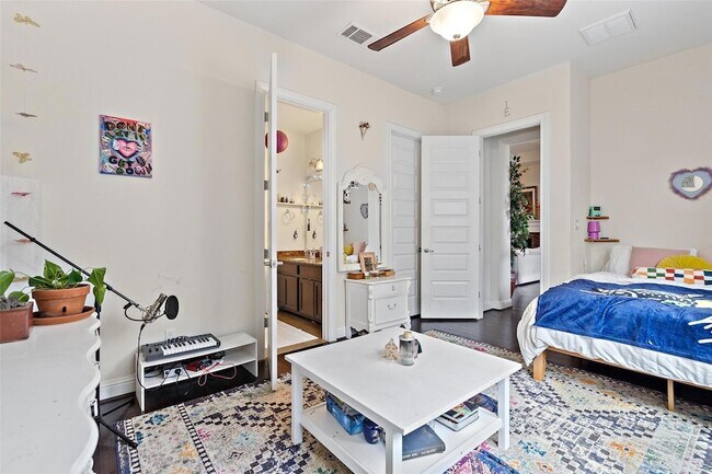 Building Photo - 8500 Echo Shore Cove