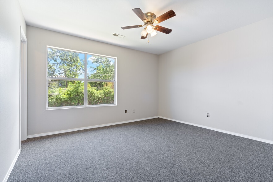 Building Photo - 950 W Eagle St