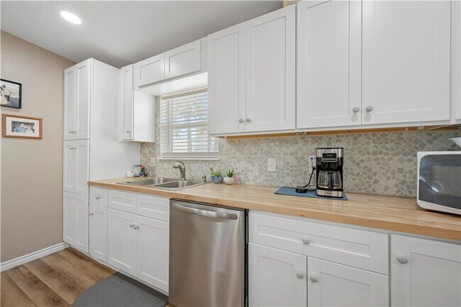 Building Photo - 622 S Sandpiper St