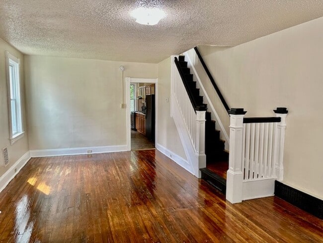 Building Photo - 4 Bedroom Townhome