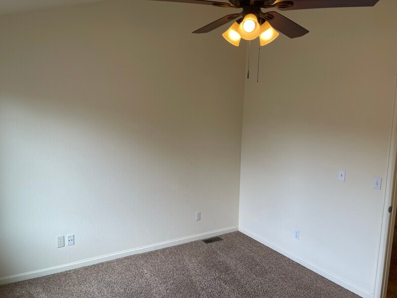 Building Photo - 806 Summer Dr