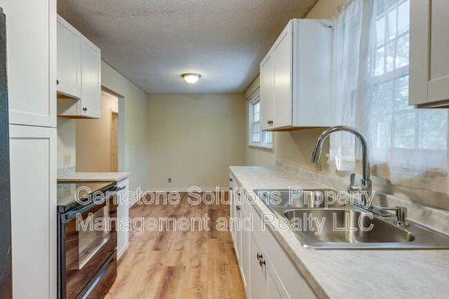 Building Photo - 5580 Hargrove Rd