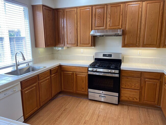 Building Photo - Spacious 4Bdrm, 2.5 bath off Sheldon & Hwy 99