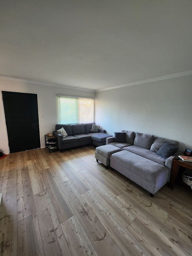 Building Photo - Updated 1Bd/1Ba Condo in Gated Community i...