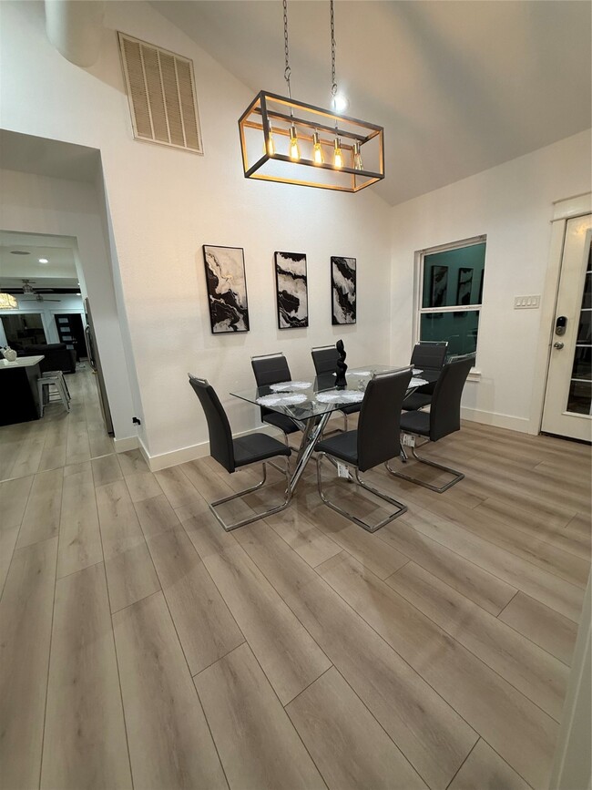 Building Photo - 410 Hunt St