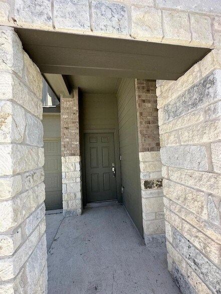 Building Photo - 425 Salt Springs Rd