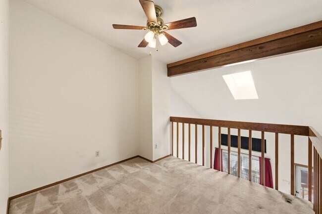 Building Photo - Open Concept Two Bed Two Bath Townhouse!