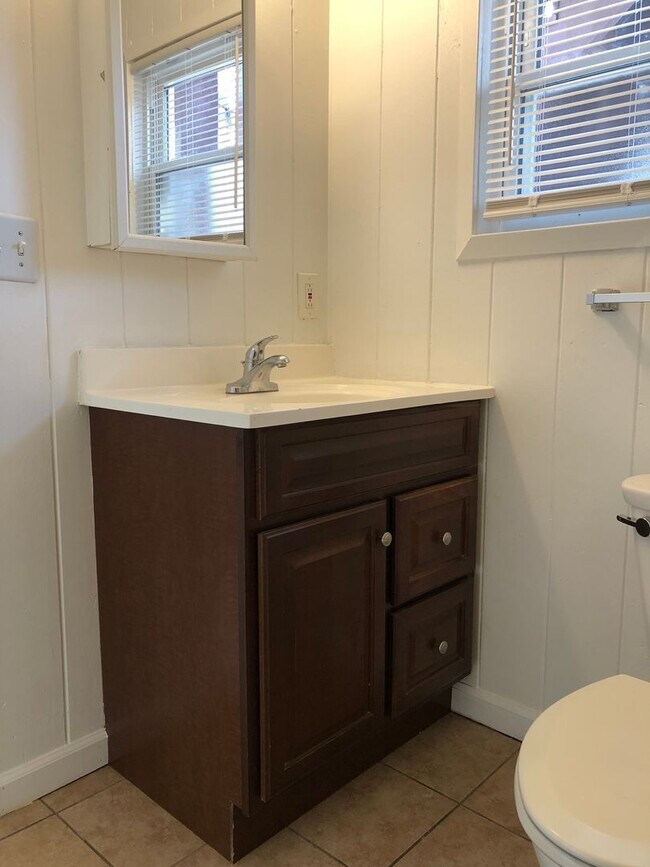 Building Photo - Fantastic Apartment in Great Neighborhood. Recently Renovated! Hardwood Floors! Private Driveway!