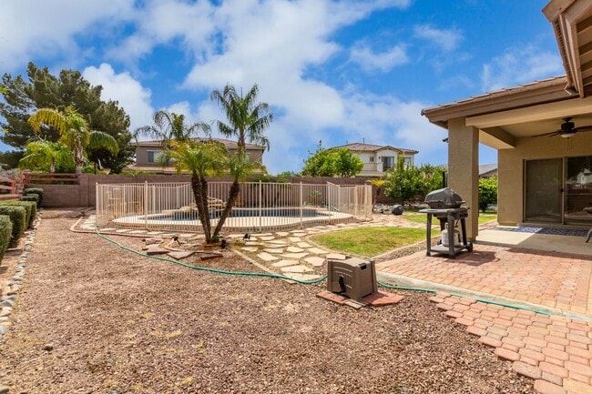 Building Photo - Lovely home in cul-de-sac lot with fenced pool!