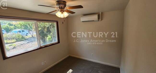 Building Photo - 3 Bed 2 Bath Home w/Attached Garage