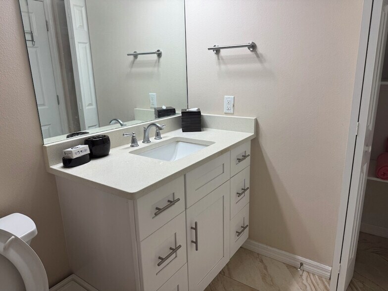 Building Photo - 1355 25th Ave E